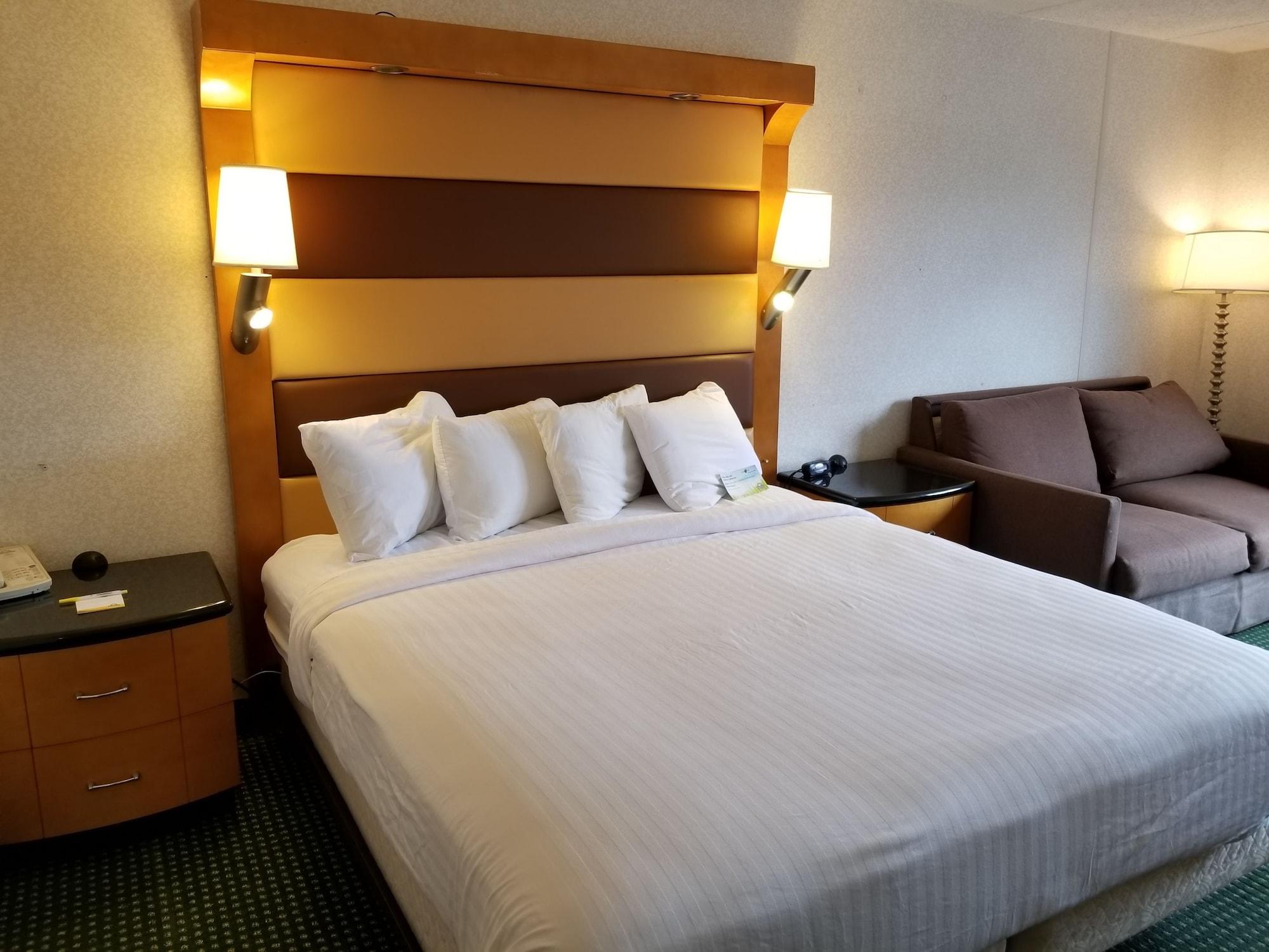 Clarion Pointe Near Casino 3*