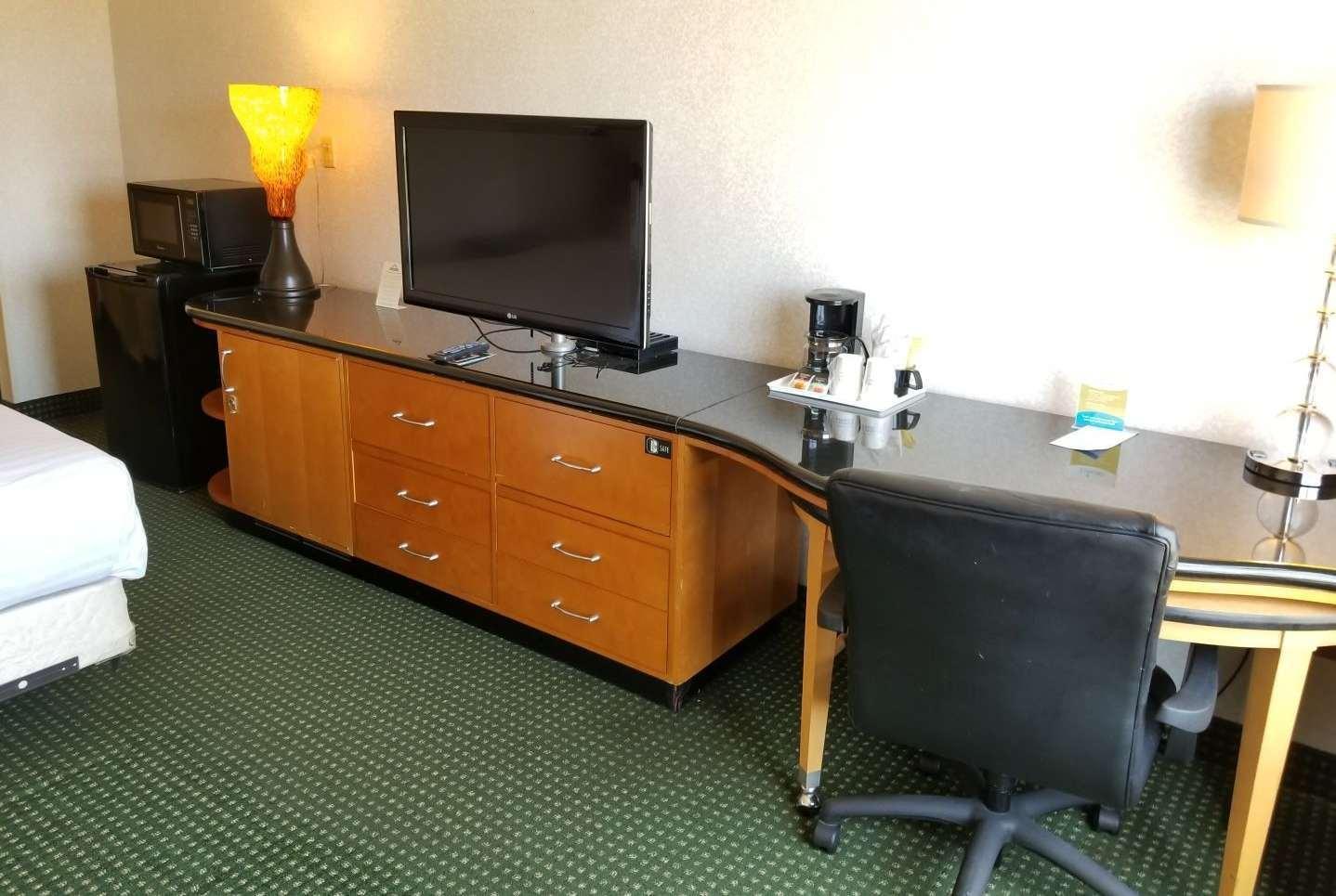 Hotel Clarion Pointe Near Casino