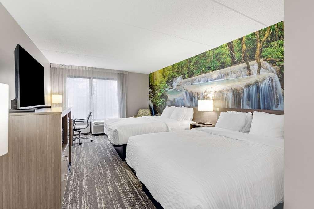 Hotel Clarion Pointe Near Casino