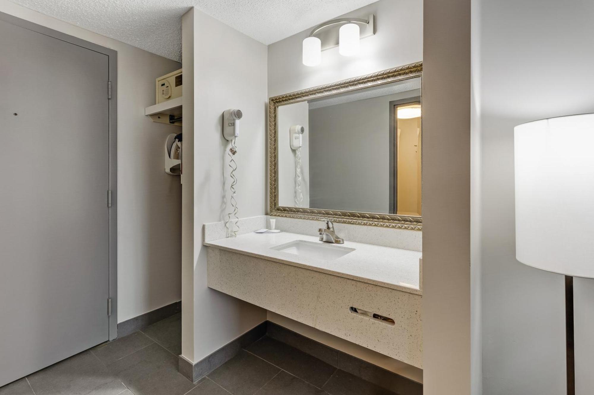 Clarion Pointe Near Casino 3* Kearsarge