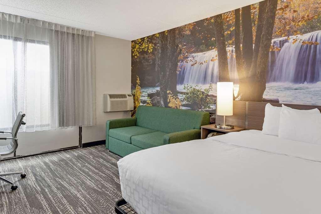 Clarion Pointe Near Casino Hotel 3*