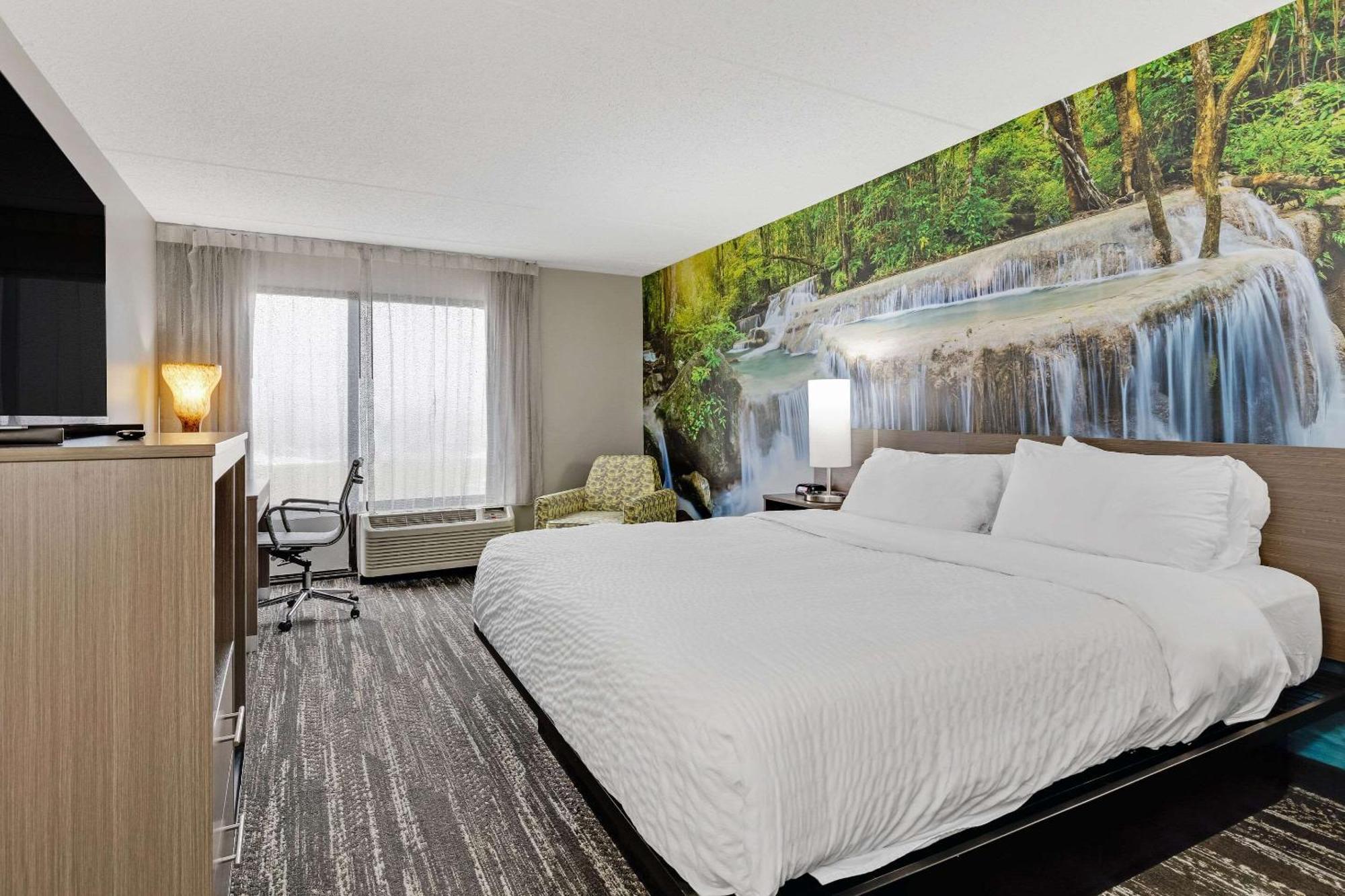 Hotel Clarion Pointe Near Casino