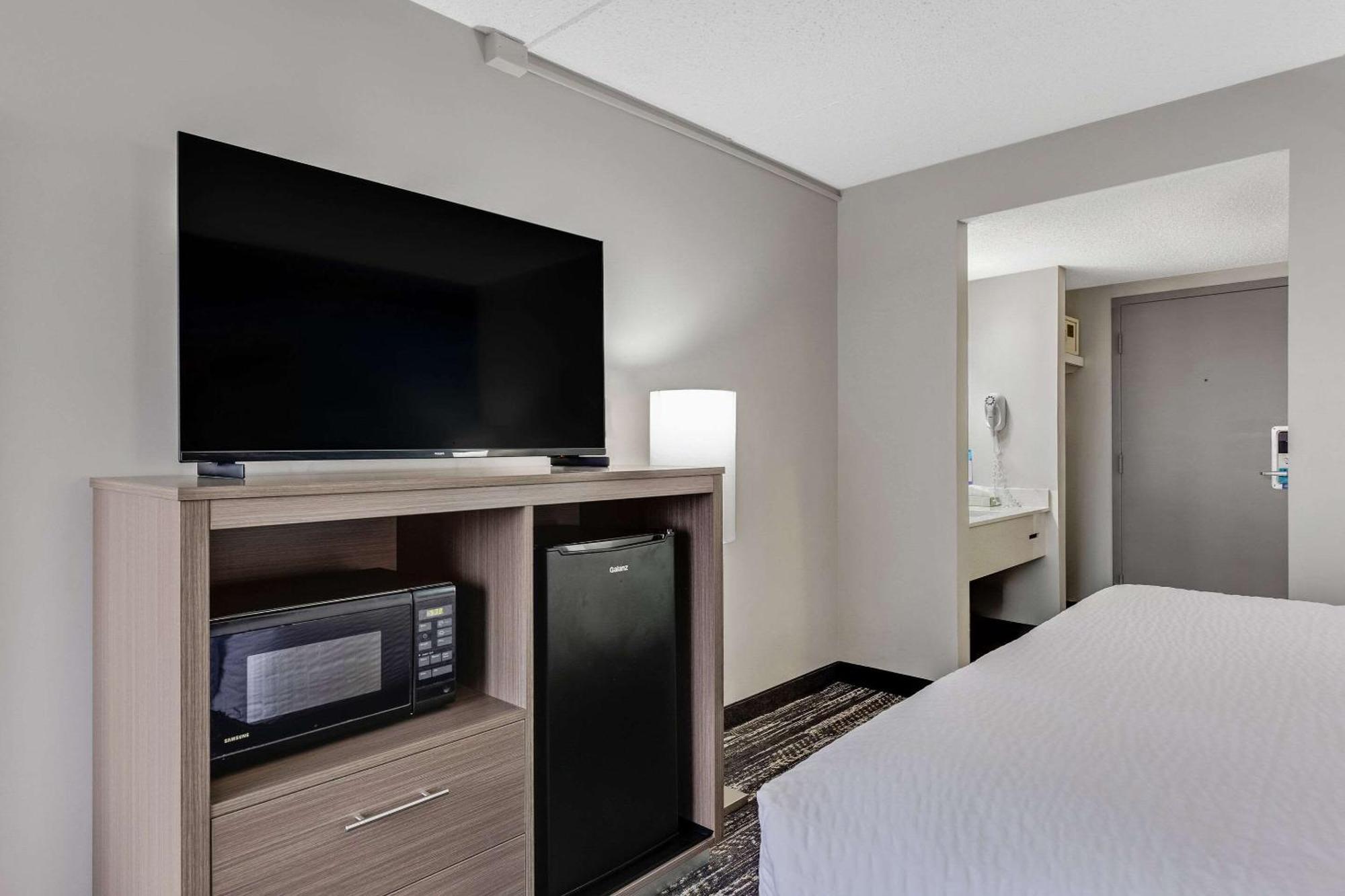 Clarion Pointe Near Casino Hotel 3*