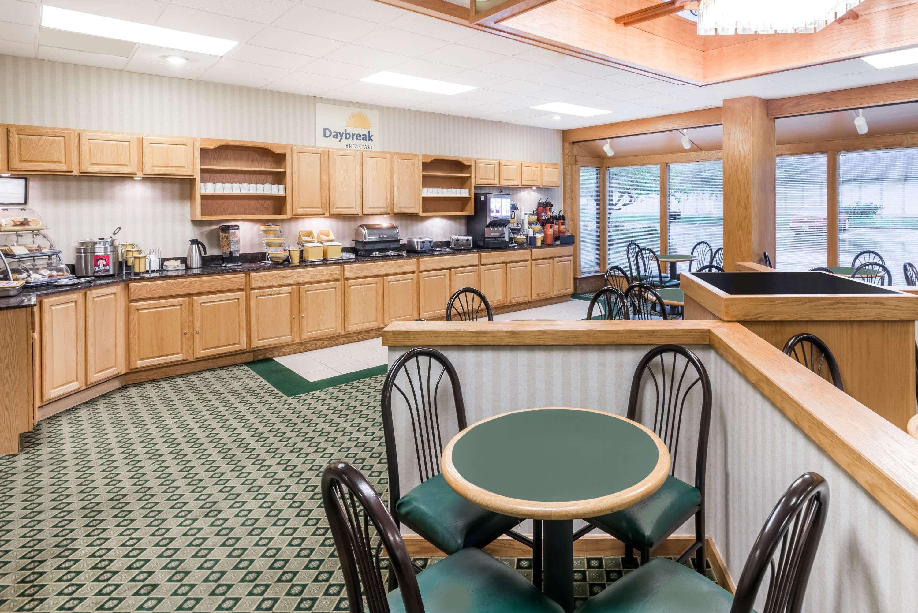 Hotel Clarion Pointe Near Erie Casino 3*