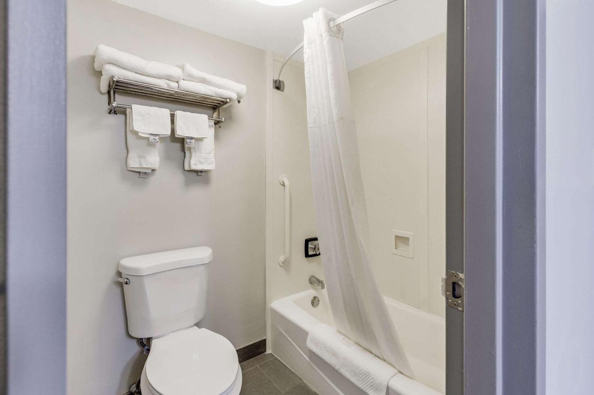 Clarion Pointe Near Erie Casino 3*