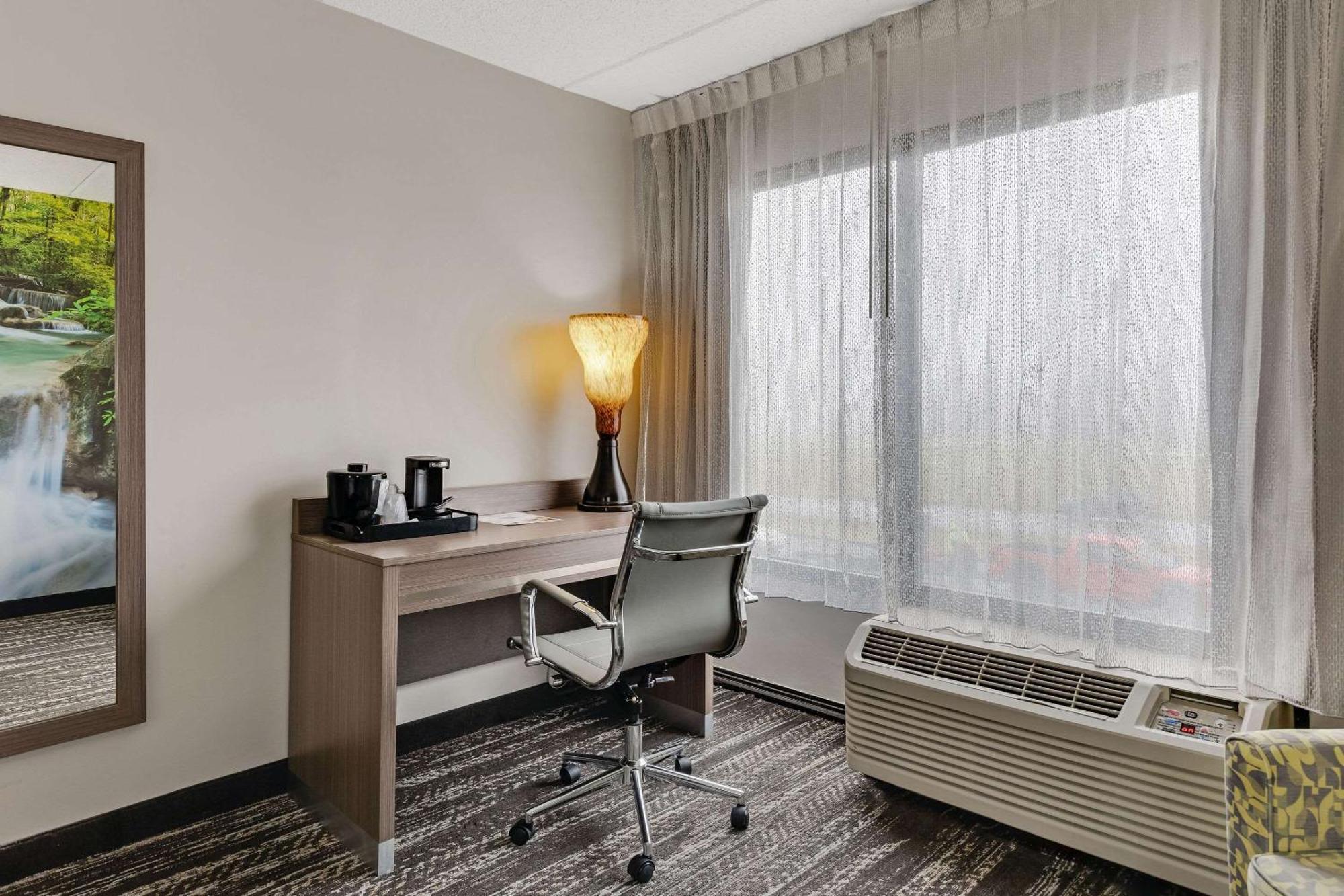 Hotel Clarion Pointe Near Erie Casino 3*