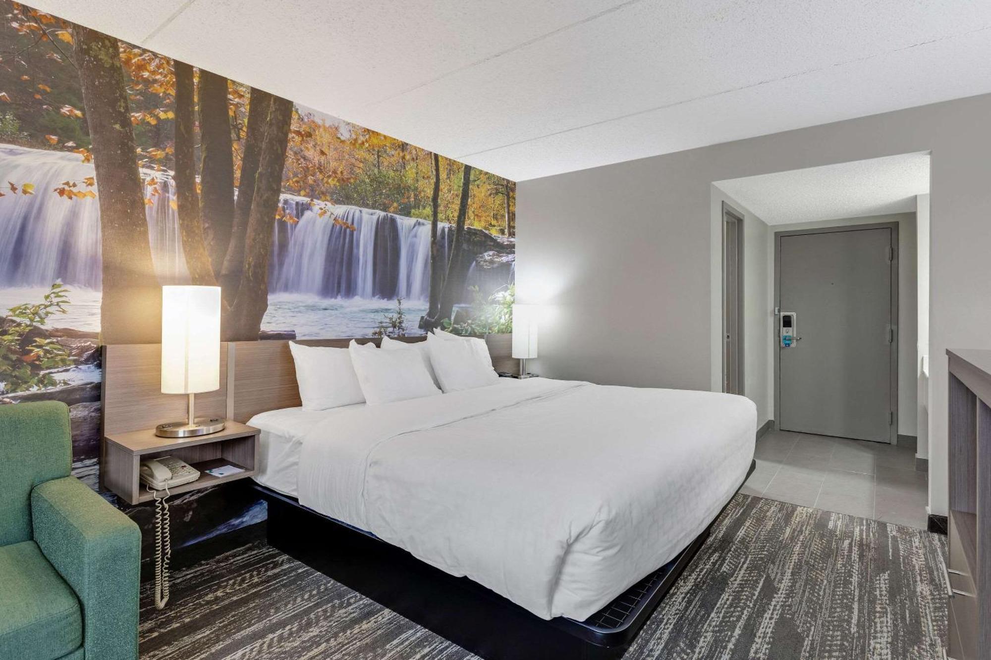 Hotel Clarion Pointe Near Erie Casino