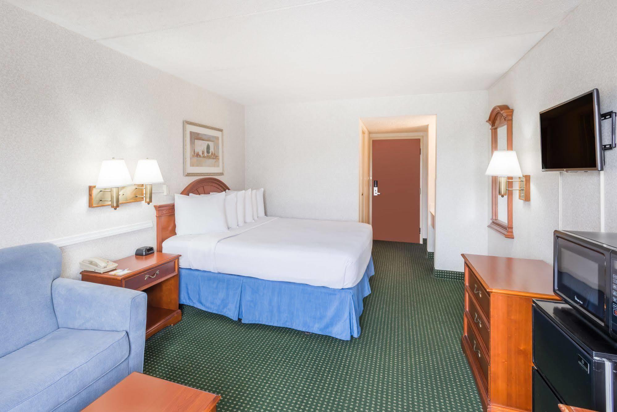 Clarion Pointe Near Erie Casino 3* Kearsarge
